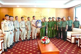 The delegation from Cambodia’s Tboung KhMum province and officers of the Department of Public Security of the southern border province of Tay Ninh at the former's visit to the latter on November 6. (Photo: VNA)