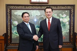 Visiting Prime Minister Pham Minh Chinh (L) and Yuan Jiajun, Politburo member of the Communist Party of China (CPC) Central Committee and Secretary of the Chongqing Municipal Party Committee, at their meeting on November 8. (Photo: VNA)