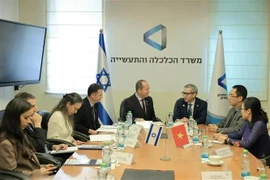 At the meeting between Vietnamese Ambassador to Israel Ly Duc Trung and Israeli Minister of Economy and Industry Nir Barkaton November 11. (Photo: VNA) 