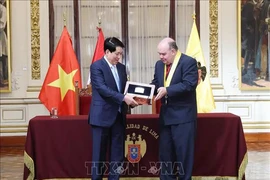 Mayor of Peru's capital Lima Rafael Lopez Aliaga presents the token key to the city to State President Luong Cuong (L) on November 14. (Photo: VNA)