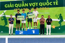 Pham La Hoang Anh and Duong Hoang Cuong of Vietnam on top podium of the ITF – J30 Ninh Binh 1's boys' doubles event. (Photo: VTF)