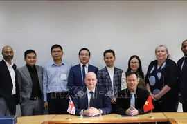 At a meeting between the delegation from the Ho Chi Minh City University of Education and the London South Bank University in London on November 12. (Photo: VNA)