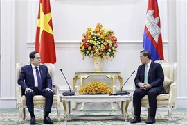 National Assembly Chairman Tran Thanh Man (L) and Cambodian Prime Minister Samdech Hun Manet in Phnom Penh on November 22. (Photo: VNA)