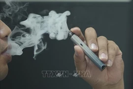 Los cigarrillos electrónicos y los productos de tabaco calentados llegan a Vietnam principalmente a través de importaciones de contrabando y llevadas en mano. (Foto: VNA)