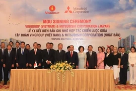 Los representantes posan para una fotografía durante la ceremonia de firma del MoU. (Foto cortesía de Vingroup)