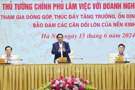 El primer ministro Pham Minh Chinh habla en la reunión con los dirigentes de las empresas estatales (Foto: VNA)