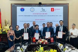Los delegados firman un Memorando de Entendimiento para mejorar la calidad de los exámenes y tratamientos de enfermedades crónicas en Vietnam hasta 2026. (Foto: VNA)