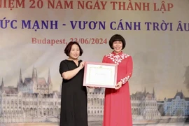 La presidenta de la Asociación de Mujeres Vietnamitas en Hungría, Phan Bich Thien, recibe el Certificado al Mérito del Ministro de Relaciones Exteriores. (Foto: VNA)