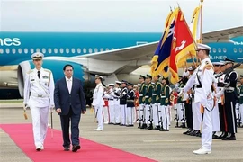 El primer ministro Pham Minh Chinh pasa revista a la guardia de honor (Foto: VNA)