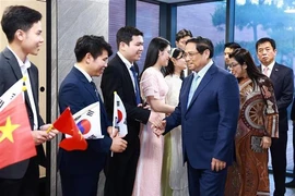 El primer ministro Pham Minh Chinh se reúne con representantes de la Embajada de Vietnam y de otras agencias representativas y de la comunidad vietnamita en Corea del Sur (Foto: VNA)