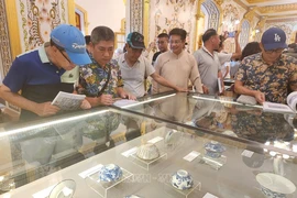 Exhiben casi 150 antigüedades reales en Hue