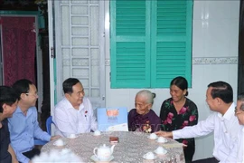 El presidente de la Asamblea Nacional, Tran Thanh Man, visita a la heroica madre vietnamita Tran Thi Hai en el distrito de Cai Rang, ciudad de Can Tho, con motivo del 77º aniversario del Día de los Inválidos y Mártires de la Guerra (27 de julio de 1947). (Foto: VNA)