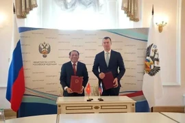 El ministro vietnamita de Cultura, Deportes y Turismo, Nguyen Van Hung (i), y el ministro ruso de Deportes, Mijaíl Vladimirovich Degtyarev, firmaron un memorando de entendimiento sobre cooperación en el deporte durante su reunión en Moscú. (Foto: VNA)