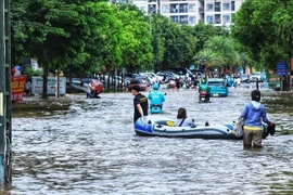 Las calles de Hanoi inundadas al mediodía del 24 de julio. (Foto: VNA)