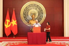 El embajador de Vietnam en China, Pham Sao Mai, en una campaña de donaciones para recaudar fondos para las personas afectadas por el tifón Yagi en su país. (Foto: VNA)