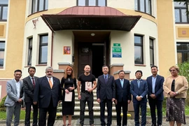 Los miembros de la Embajada de Vietnam en la República Checa posan para una foto de grupo con los líderes de la ciudad de Chrastava y la Junta directiva de la institución donde vivieron y estudiaron los cadetes vietnamitas durante el período 1956-1960. (Foto: VNA)