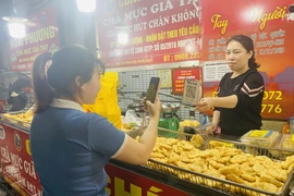 Se realiza paga sin efectivo en el mercado de Ha Long 2.