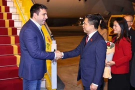 Pham Phu Binh, miembro permanente de la Comisión de Asuntos Exteriores de la Asamblea Nacional de Vietnam, recibe al presidente de la Asamblea Nacional de Armenia, Alen Simonyan (izq.), en el aeropuerto de Noi Bai (Foto: VNA)