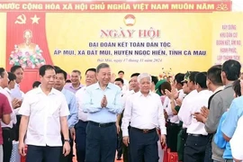 El secretario general del Partido Comunista, To Lam, en el Festival de la Gran Unidad Nacional en la aldea de Mui, comuna de Dat Mui, distrito de Ngoc Hien, provincia de Ca Mau, en el extremo sur del país. (Foto: VNA)