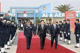 La ceremonia de despedida del presidente Luong Cuong (centro) en el aeropuerto Jorge Chávez de Lima. (Foto: VNA)