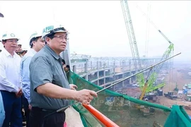 El primer ministro Pham Minh Chinh inspecciona la construcción del proyecto del aeropuerto internacional de Long Thanh en la provincia de Dong Nai. (Foto: VNA)