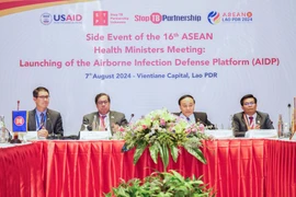 Leaders join discussion at the launching of the Airborne Infection Defence Platform (AIDP) at the at the 16th ASEAN Health Ministers Meeting in Vientiane, Laos (Photo: VietnamPlus)