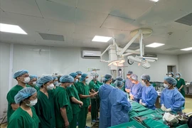 Before the surgery to take organs, the medical staff take a minute of silence to express gratitude, and say goodbye to the young donor. (Photo: VietnamPlus)