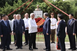 Party General Secretary and President To Lam, head of the Communist Party of Cuba Central Committee’s Department of International Relations Emilio Lozada Garcia and delegates at the event (Photo: VNA)