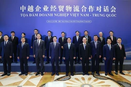 Prime Minister Pham Minh Chinh (first line, centre) attends the Vietnam - China business seminar in Chongqing city on November 8 (Photo: VNA)