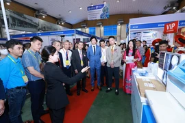 Les délégués à un stand au Salon international de la médecine et de la pharmacie du Vietnam 2024 (Vietnam Medi-Pharm 2024). Photo: suckhoedoisong.vn