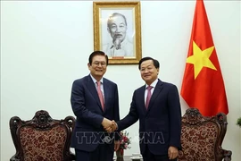Le vice-Premier ministre Lê Minh Khai (à droite) et Lee Sang Woon, vice-président et directeur exécutif du groupe sud-coréen Hyosung. Photo: VNA