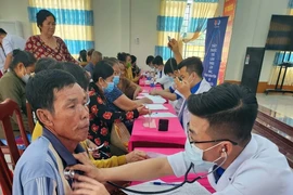 De jeunes médecins organisent des examens médicaux et fournissent des médicaments gratuits pour les habitants de la commune côtière de Nam Thai A, district d'An Bien, province de Kiên Giang. Photo: VNA
