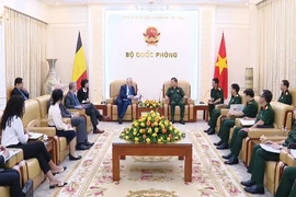 Le général de corps d’armée Hoang Xuân Chiên, vice-ministre de la Défense, reçoit André Flahaut, député de la Chambre des représentants, ministre d'État de Belgique. Photo: VNA