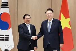 Le Premier ministre Pham Minh Chinh (gauche) et le président sud-coréen Yoon Suk Yeol. Photo : VNA