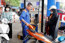 Les prix des carburants en hausse à partir du 4 juillet. Photo: VNA