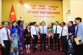 Le président de l’Assemblée nationale (AN) Trân Thanh Mân et des membres du Conseil populaire de la province de Thanh Hoa. Photo: VNA