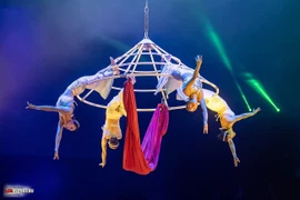 Le numéro "Du Non 4 nu" (Balançoire à chapeau conique pour 4 femmes) de quatre artistes de cirque vietnamiennes, Chu Hông Thuy, Pham Thi Huong, Luu Thi Huong et Truong Hông Thuy, a remporté la médaiile d’argent au 8e Festival mondial du cirque (IDOL) en Russie. Photo: Fédération du cirque du Vietnam