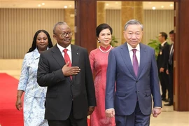 Le secrétaire général du Parti communiste du Vietnam et président Tô Lâm et son épouse (droite) président un banquet en l'honneur du président de la République de Guinée-Bissau, Umaro Sissoco Embaló, et son épouse, en visite officielle au Vietnam. Photo: VNA