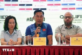 L'entraîneur Hua Hien Vinh de l'équipe vietnamienne U20 (cente). Photo: VNA