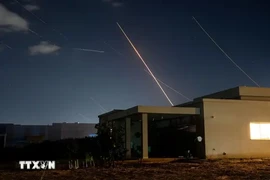 Des missiles lancés depuis l’Iran vers la zone frontalière nord d’Israël, le 1er octobre 2024. Photo: Xinhua/VNA