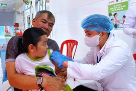 Hanoi débute la vaccination contre la rougeole pour les enfants de 1 à 5 ans. Photo: VNA