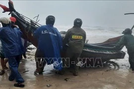 Aider des pêcheurs à protéger leurs bateaux. Photo: VNA