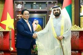 Le Premier ministre Pham Minh Chinh et le vice-président émirati et Premier ministre Mohammed ben Rashid Al Maktoum. Photo: VNA