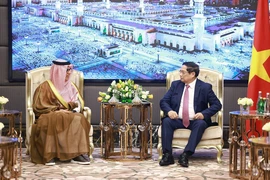 Le Premier ministre Pham Minh Chinh (droite) et Abdulla Mohammed Al Zamil,président du groupe Zamil. Photo: VNA