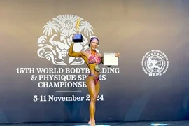 Nguyên Thi Kim Cuong décroche deux médailles d'or aux Championnats du monde de bodybuilding et de fitness aux Maldives. Photo: baodongnai.com.vn