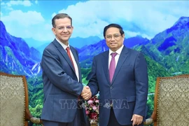 Le Premier ministre Pham Minh Chinh (droite) et Paulo Medas, chef du groupe de travail du Fonds monétaire international (FMI)