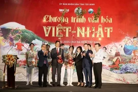 L'ambassadeur du Japon au Vietnam, Ito Naoki remet à la province de Tây Ninh 200 cerisiers en fleurs, symbole de la beauté de la culture japonaise, pour la plantation au mont Ba Den. Photo: VNA