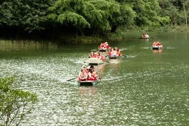 游客坐船参观游览长安生态旅游区。图自互联网