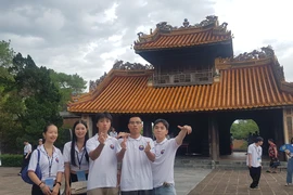 越南语是连接海外越裔青少年与祖国家乡的纽带。图为旅外越南人子女积极参加由外交部海外越南人国家委员会举办的越南夏令营活动。图自vietnamnet.vn