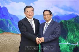Prime Minister Pham Minh Chinh (R) and Vice Chairman of the Standing Committee of the National People's Congress (NPC) of China. (Photo: VNA)